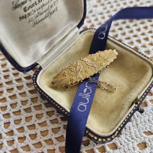 Old Victorian Two birds swallows solid gold 9ct 375 brooch with safety chain late 1800, early 1900