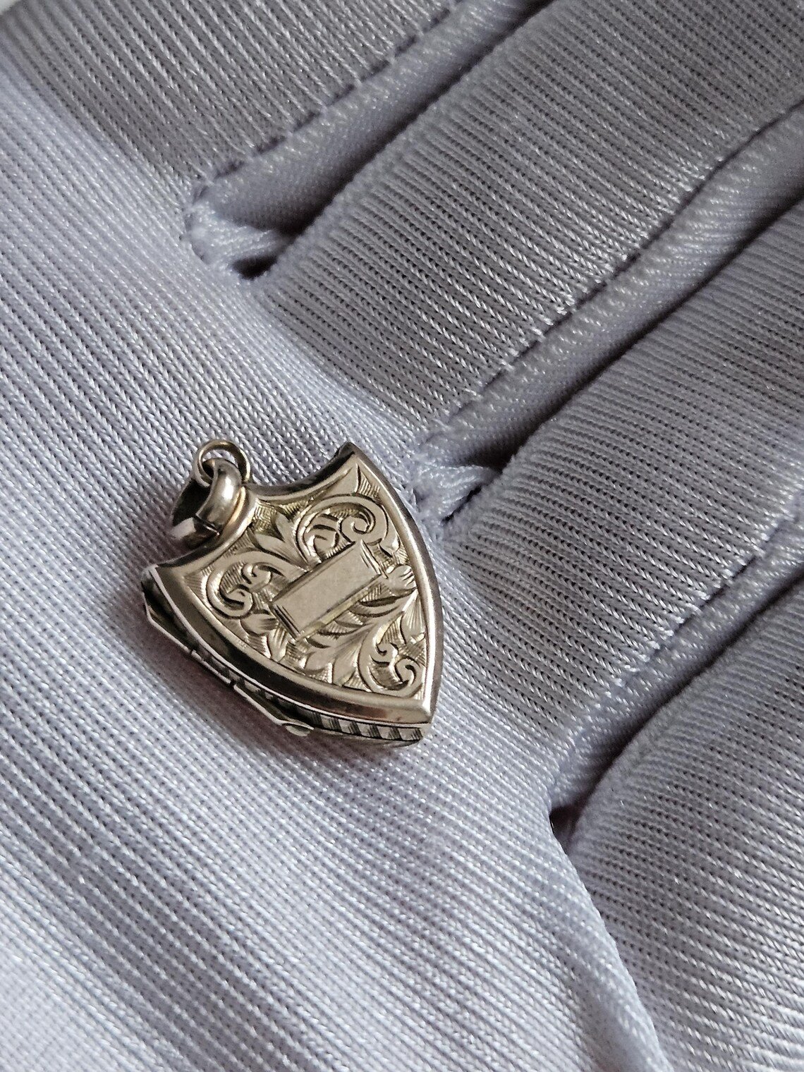 Unique Antique Victorian small shield 9ct gold back and front locket engraved - Image 3