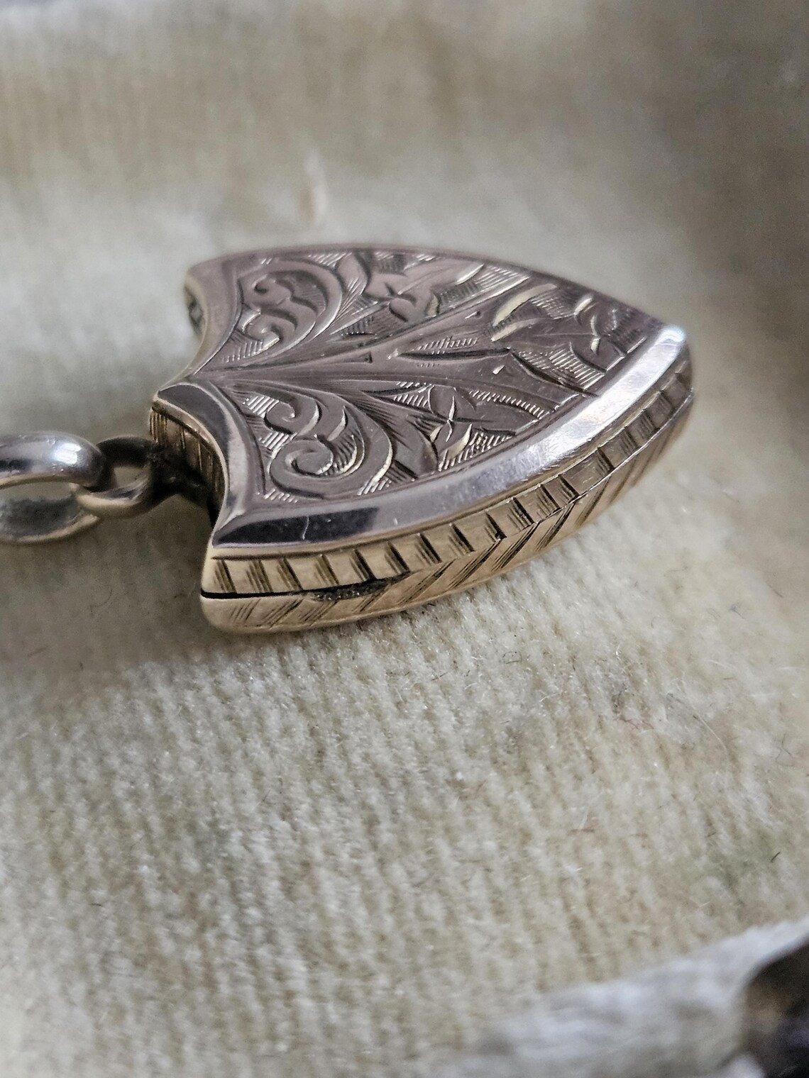 Unique Antique Victorian small shield 9ct gold back and front locket engraved - Image 6