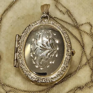 Vintage oval locket 9ct solid gold 375 hallmarked 4 photos, engraved, 16 inch solid gold 9ct chain included